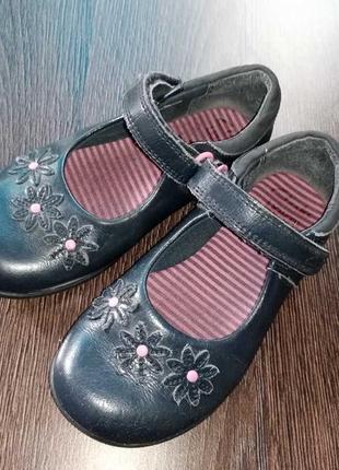 Шкіряні туфлі clarks на дівчинку 26 розмір 16.5 см устілка зі підошвою, що світиться.