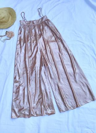 Неверояный блискучий нюдовый комбінезон з кюлотами