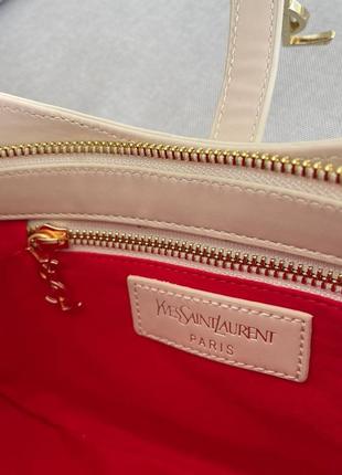 Hobo beige розкішна бежева сумочка з червоною підкладкою шикарна бежева під бренд сумка з червоною підкладкою всередині5 фото