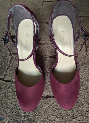 Босоніжки на високому каблуці