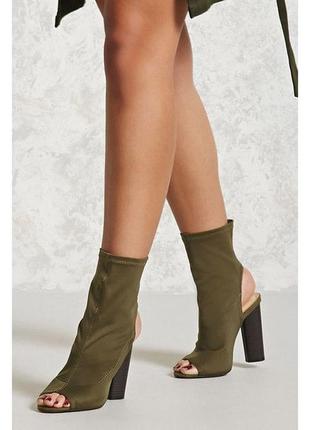 Текстильні черевики з вирізами cutout ankle sock boots1 фото