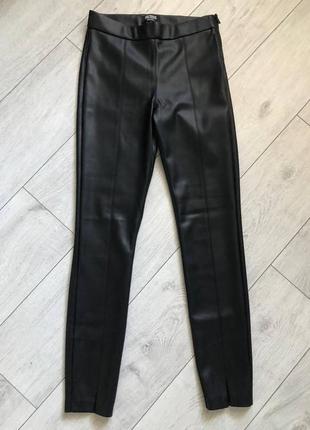 Черные кожаные лосины брюки штаны из кожзама экокожи с разрезом внизу zara