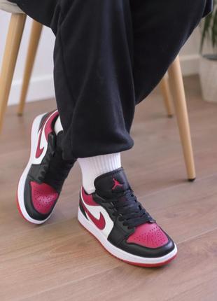 Шкіряні жіночі кросівки air jordan 1 low bred toe
. колір білий з чорним та рожевим.