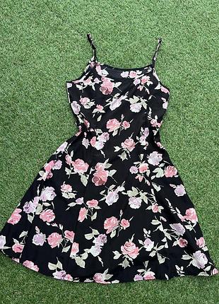 Сукня в троянди