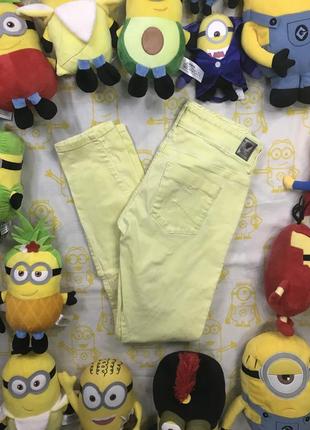 Штаны брюки джинсы джинсовые guess желтые салатовые светлые стрейчевые женские с дырками на коленях состояние 4.5/52 фото