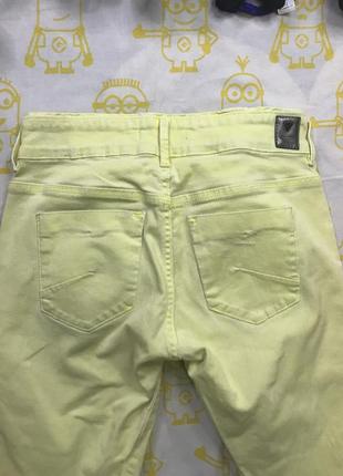 Штаны брюки джинсы джинсовые guess желтые салатовые светлые стрейчевые женские с дырками на коленях состояние 4.5/59 фото