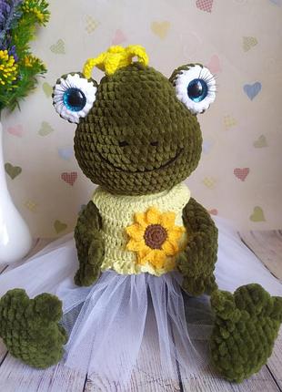 Жабка в сукні