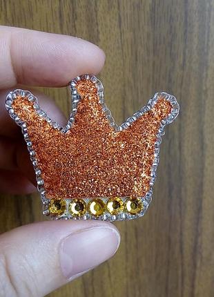 Красивая брошь корона  в оранжевых блестках для самых, самых
