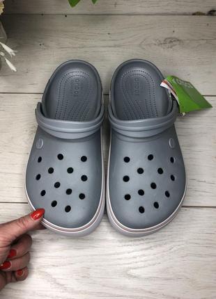 Жіночі крокси на платформі, crocs crocband™ platform clog light grey / rose сірого кольору3 фото