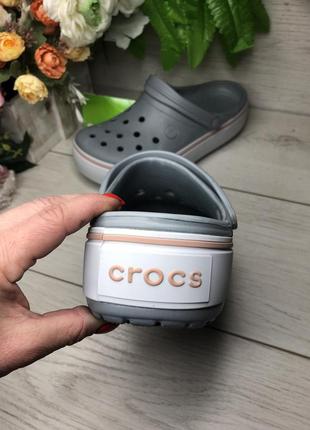 Жіночі крокси на платформі, crocs crocband™ platform clog light grey / rose сірого кольору4 фото