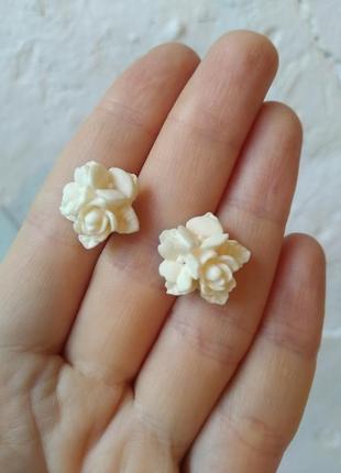 Сережки гвоздики у вигляді білих троянд