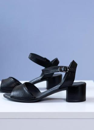Женские черные босоножки на невысоком каблуке6 фото