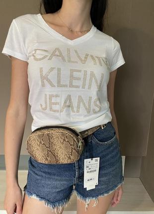 Сумочка в зміїний принт / футболка calvin klein jeans