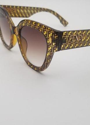 Сонцезахисні окуляри fendi