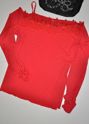 Сильная блуза с открытым плечом