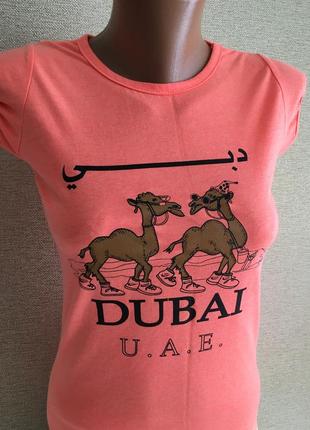 Яскрава футболка з верблюдами, dubai
