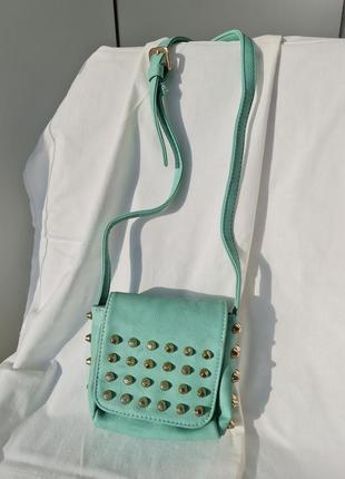 Міні сумочка м'ятного кольору з шипами
