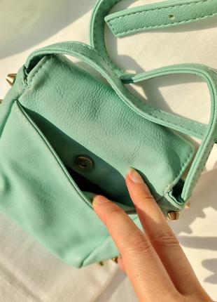 Мини сумочка мятного цвета с шипами3 фото