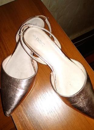 Фірмові босоніжки