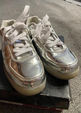 Блискучі кросівки