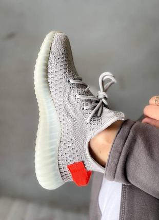 Adidas yeezy boost 350 v2 tail light женские кроссовки адидас ези7 фото