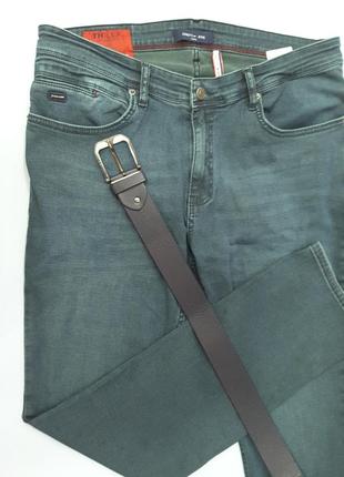 Необычного цвета брендовые мужские джинсы + пояс