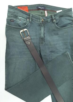 Необычного цвета брендовые мужские джинсы + пояс