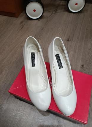 Продам білі туфлі carаmello
