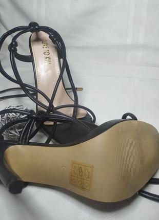 Босоніжки на зав'язках