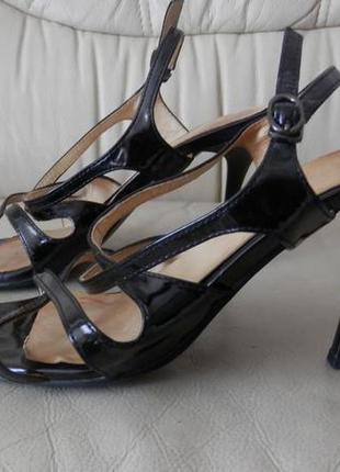 Кожаные босоножки golderr