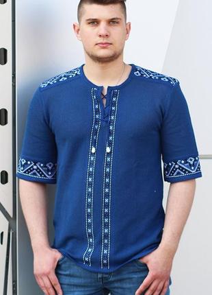 Джемпер в'язаний синього кольору з орнаментом вишиванка чоловіча футболка