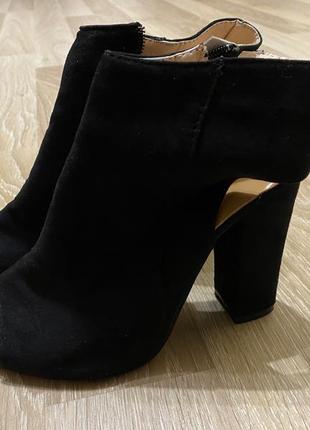Чорні класні модні ошатні красиві літні босоніжки, черевики на підборах 37