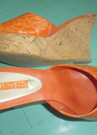Легкие оранжевые шлепанцы, шлепки от nine west5 фото