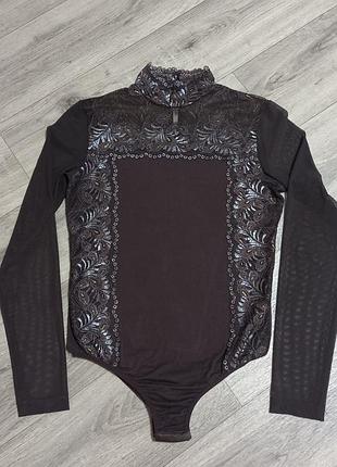 Боди  красивое ,кружевная отделка .