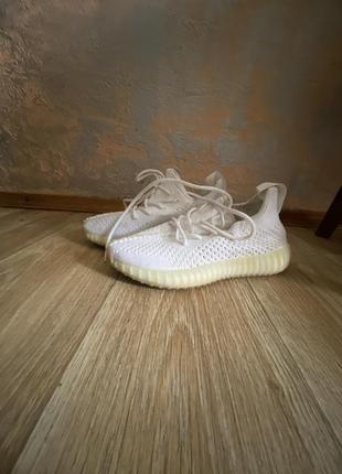 Білі кросівки