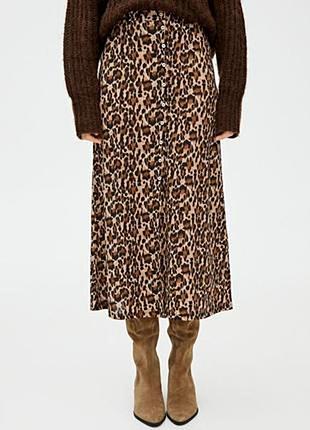 Юбка в принт. на пуговицах. миди. с разрезом.