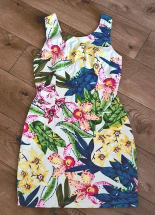 Яркое платье в тропический принт