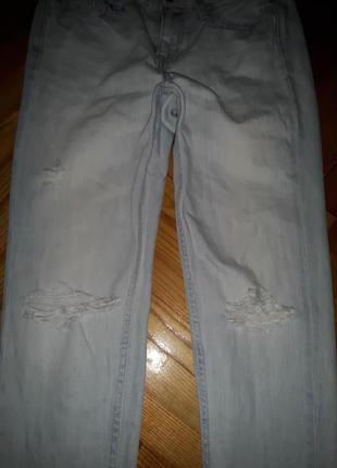 Світлі джинси з рваними колінами від hollister! p.-253 фото