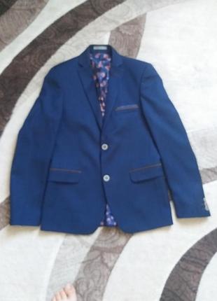 Чоловічий піджак розміру m