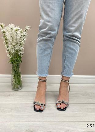 Чорні босоніжки