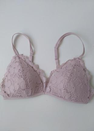Красивый кружевной бюстгальтер цвета пудры, нюдовый