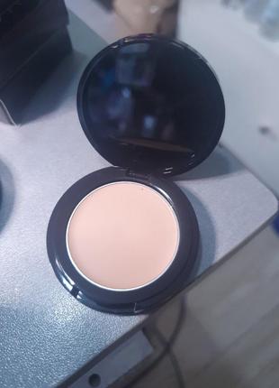Компактное  маскирующее средство-идеальный оттенок-(fair) от avon