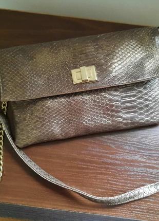 Клатч зі зміїним принтом на ланцюжку