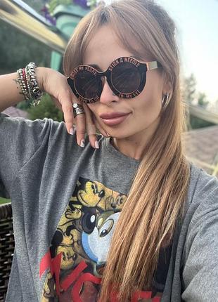 Эффектные черные очки с оранжевыми надписями