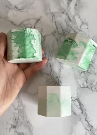 Гипсовое кашпо белое с бирюзовым 3