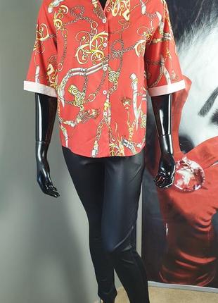 Яркая блуза в принт цепи р.s