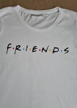 Біла футболка з логотипом серіалу друзі2 фото