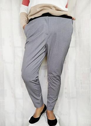 Вузькі сірі брюки* з чорним поясом