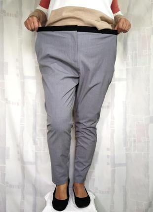 Узкие серые брюки* с черным поясом2 фото