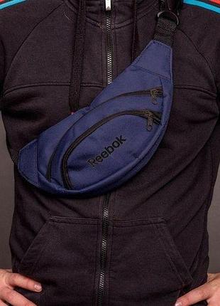 Бананка темно-синього кольору з чорним вишитим логотипом